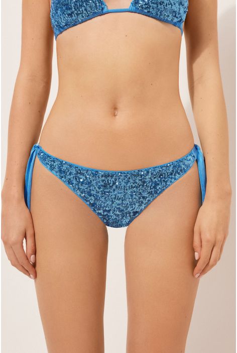 Bas De Maillot Brésilien Avec Nœuds Glowing Surface Bleu Ciel