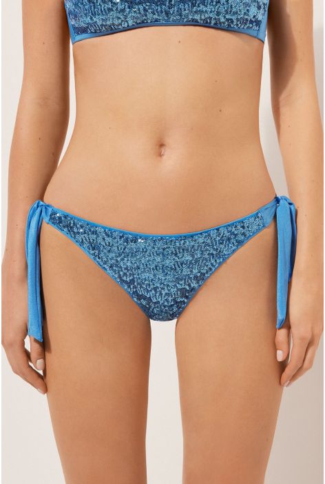 Bas De Maillot Avec Nœuds Glowing Surface Bleu Ciel